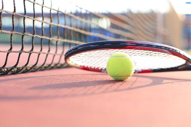 racchetta da tennis e palla sul campo da tennis. - tennis court tennis racket forehand foto e immagini stock