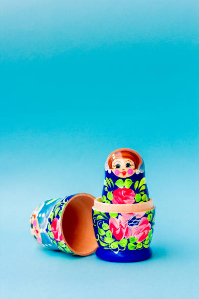 블루 마트레오시카, 슬라브 기념품. - russian nesting doll babushka doll matrioska 뉴스 사진 이미지