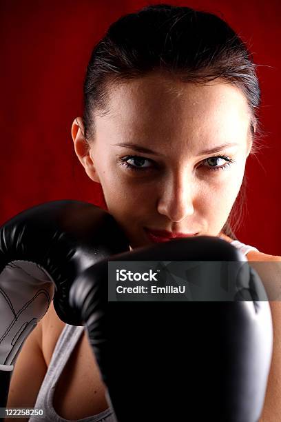 Молодая Женщина Бокс — стоковые фотографии и другие картинки Boxing - Women's - Boxing - Women's, Бокс - спорт, Боксёрская перчатка