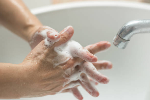 prevenire il coronavirus o il concetto di covid-19. lavaggio a mano del sapone che pompa a mano dal flacone del distributore per lavarsi la mano al lavandino. - 2649 foto e immagini stock