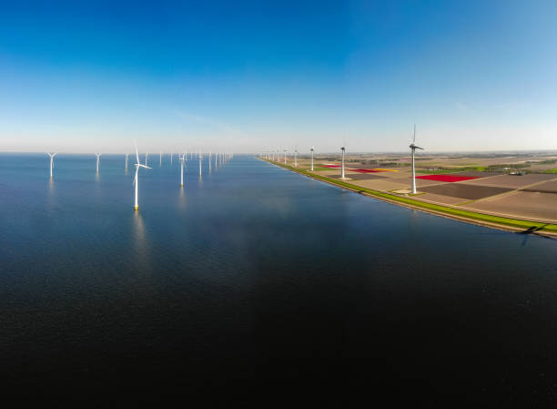 オランダヨーロッパの洋上風力発電公園グリーンエネルギー、海上風力発電タービン、グリーンエネルギー産業を提供する陸上 - climate wind engine wind turbine ストックフォトと画像