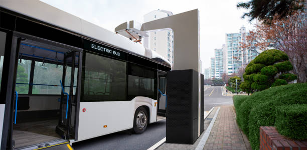 ônibus elétrico em uma estação de carregamento - autocarro elétrico - fotografias e filmes do acervo