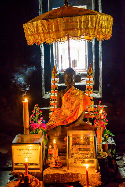 カンボジア。アンコールワット。屋内施設。歩道。内側の寺院。仏像。モンク。修道 女。 - cambodia monk buddhism angkor wat ストックフォトと画像