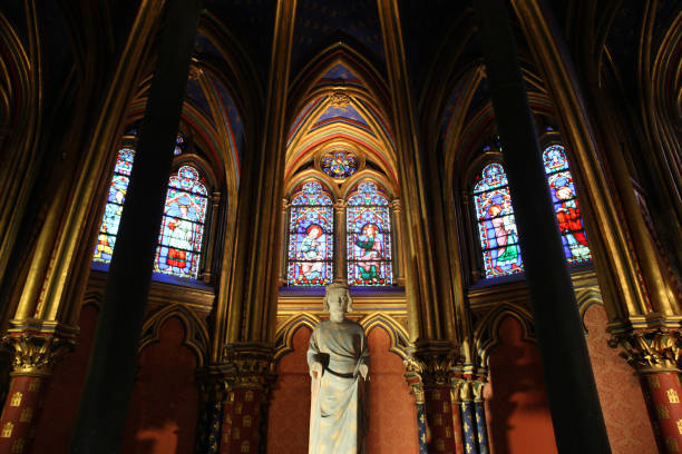 statua di san luigi. la sainte-chapelle. parigi. ile-de-france. francia. europa. - king louis ix foto e immagini stock