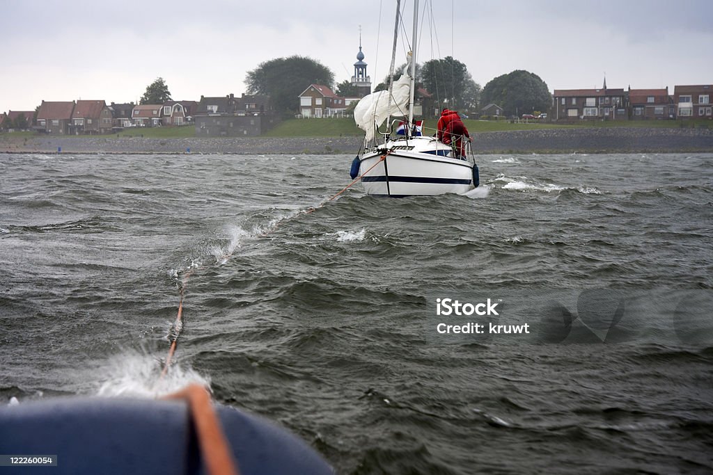 Dutch yacht dans la misère besoin d'un remorqueur - Photo de Bateau à voile libre de droits