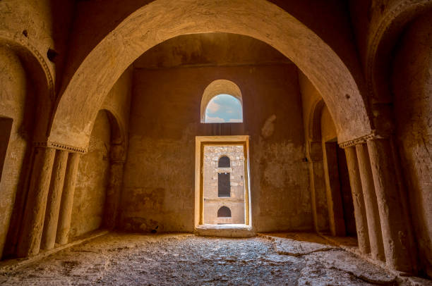 château du désert qasr kharana près d’amman, jordanie - chateaux du desert jordanie photos et images de collection