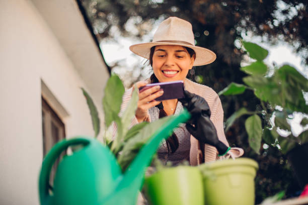 istock gardener and telephone 1222606292