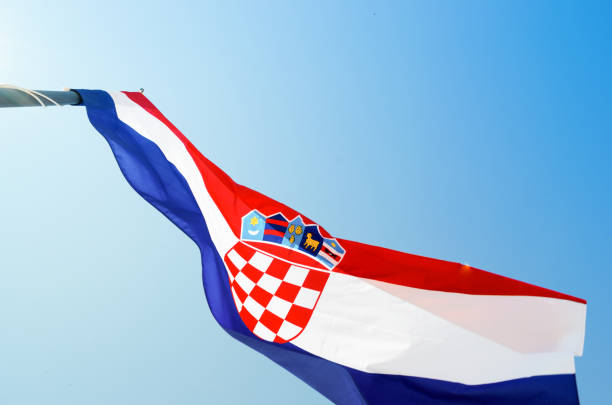 bandera nacional de croacia en un poste durante el día - croatian flag fotografías e imágenes de stock