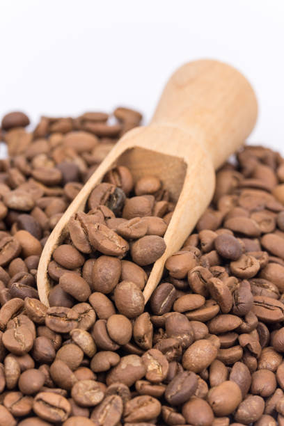 close up macro coffee beans - coffee table non alcoholic beverage turkish coffee black coffee imagens e fotografias de stock