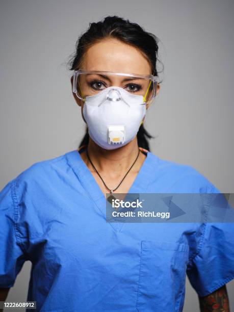 N95 Maskesi Takan Kadın Sağlık Çalışanı Stok Fotoğraflar & N95 Solunum Maskesi‘nin Daha Fazla Resimleri - N95 Solunum Maskesi, Hemşire - Tıbbi personel, Doktor