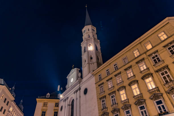 stary europejski budynek ściany elewacji i oświetlenie okien z wieży hali landmark obiekt architektury ze światłem lampy w godzinach wieczornych wiedeńskiej stolicy austrii długiej ekspozycji fotografii - vienna austria vienna town hall night zdjęcia i obrazy z banku zdjęć