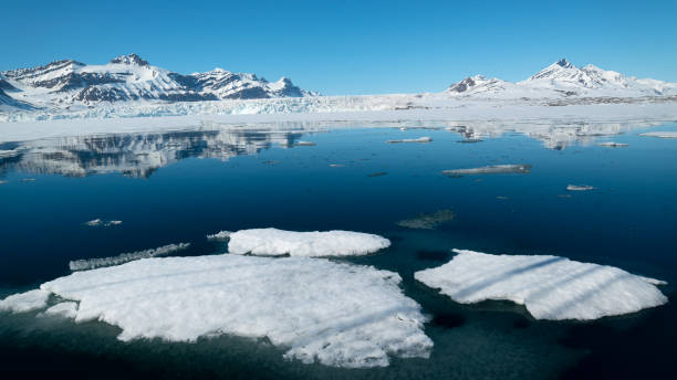 vista panorámica de la capa de hielo con montañas en el fondo svalbard islnads - svalbard islands fotografías e imágenes de stock