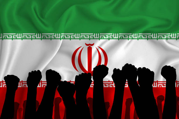 silhouette aus erhobenen armen und geballten fäusten auf dem hintergrund der flagge des iran. das konzept von macht, macht, konflikt. mit platz für ihren text. - contest togetherness human hand unity stock-fotos und bilder