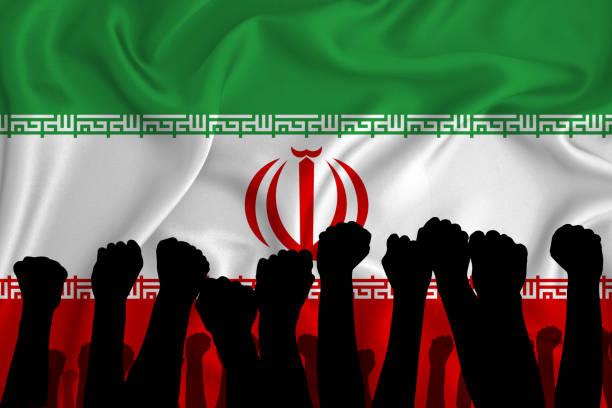 イランの旗の背景に上げられた腕と握りこぶしのシルエット。力、権力、紛争の概念。あなたの�テキストのための場所で。 - iran ストックフォトと画像