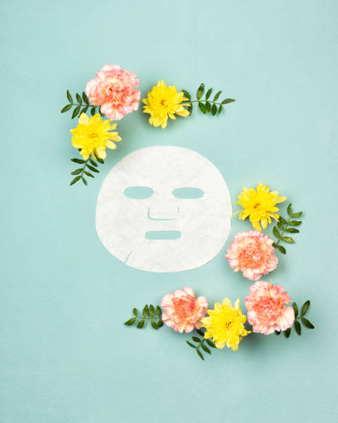 biała maska na twarz skóry, różowe i żółte kwiaty - keeping above water zdjęcia i obrazy z banku zdjęć