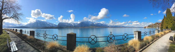 oberhofen am thunersee i widok na alpy berneńskie. miasto położone jest na północnym brzegu jeziora thun. szwajcaria, europa. - switzerland nautical vessel interlaken swiss culture zdjęcia i obrazy z banku zdjęć