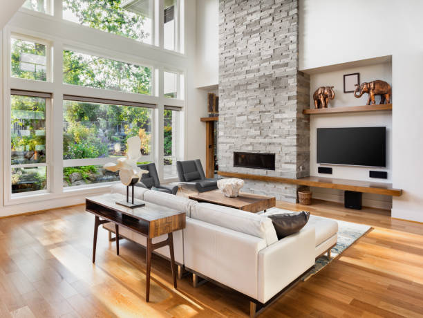 hermoso interior de la sala de estar con suelos de madera y chimenea en el nuevo hogar de lujo - wide house luxury residential structure fotografías e imágenes de stock