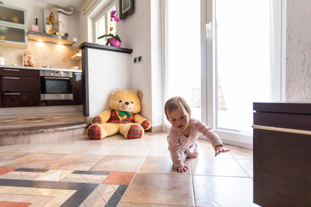 baby crawling in living room - baby tile crawling tiled floor imagens e fotografias de stock