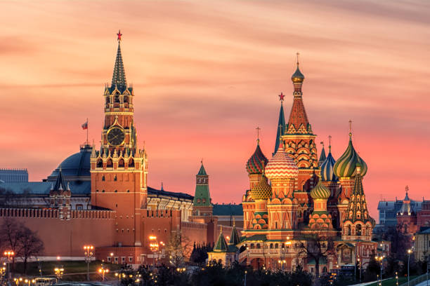 st. basil's cathedral and the spassky tower of the moscow kremlin at sunset - russia moscow russia st basils cathedral kremlin imagens e fotografias de stock