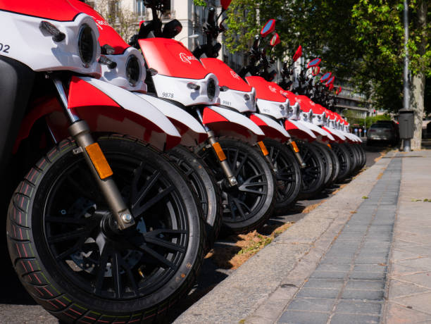 motocicletas da empresa acciona motosharing estacionadas em uma rua em madri devido a uma paralisação temporária do serviço de mobilidade - motor scooter vacations motor vehicle usa - fotografias e filmes do acervo