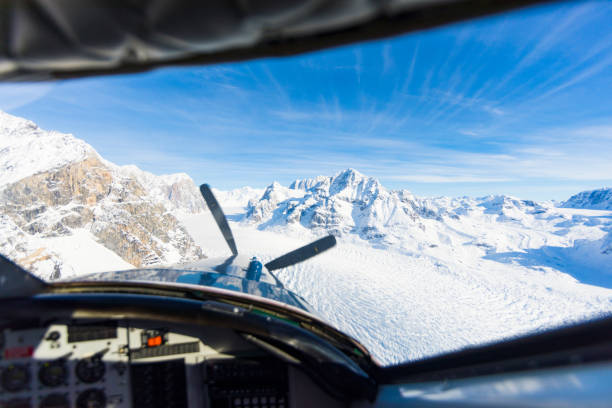 vue de cockpit de pilote d’avion de brousse - scenics denali national park alaska usa photos et images de collection