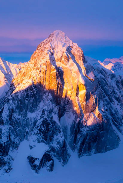 Sunrise over Alaskan mountains Sunrise over alaskan mountain covered in snow in Denali national park denali mountain stock pictures, royalty-free photos & images