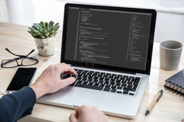 컴퓨터, 사무실 배경에 남자 프로그래밍 - coding html web page computer software 뉴스 사진 이미지