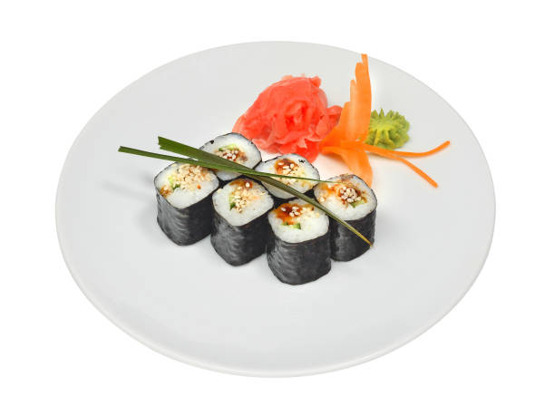 白い丸い皿にうなじ、ごま、のりが入った寿司巻き - appetizer asia carrot maki sushi ストックフォトと画像