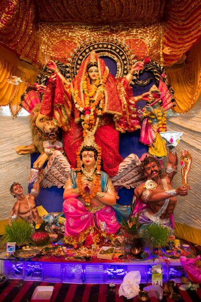 festival de navratri celebra deusa durga auspiciosa celebração de nove dias de festival da feminilidade - womanhood - fotografias e filmes do acervo