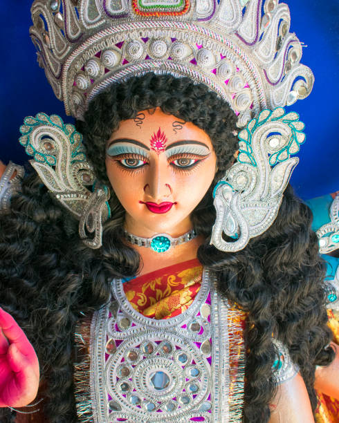 festival de navratri celebra deusa durga auspiciosa celebração de nove dias de festival da feminilidade - womanhood - fotografias e filmes do acervo