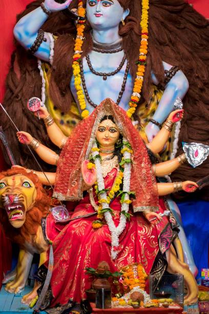 festival de navratri celebra deusa durga auspiciosa celebração de nove dias de festival da feminilidade - womanhood - fotografias e filmes do acervo