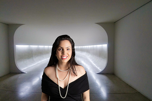 retrato de la mujer con fondo virtual estrella guerras estilo metal frío túnel photo