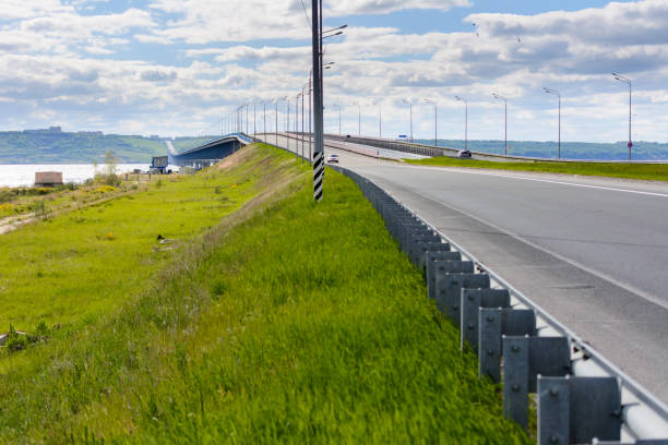 pont présidentiel dans la ville d’oulianovsk du côté gauche de la volga. le pont de 5825 mètres de long est le quatrième plus grand en russie. - joueur de champ gauche photos et images de collection