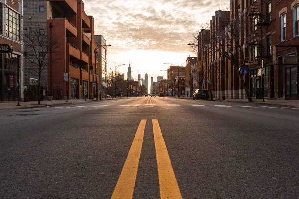 чикаго сити пустые улицы под коронавирусом. город под замком. - chicago skyline illinois downtown district стоковые фото и изображения