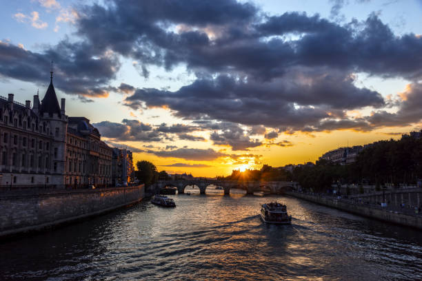 sonnenuntergang über conciergerie - paris, frankreich - palais royal stock-fotos und bilder