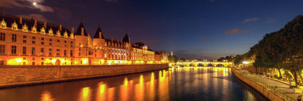 conciergerie illuminata di notte - parigi, francia - paris france panoramic seine river bridge foto e immagini stock