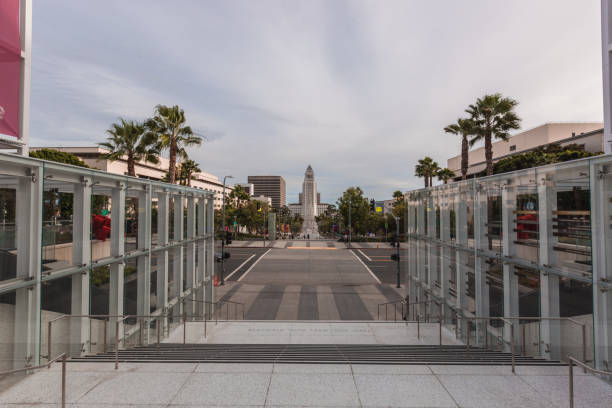 городской пейзаж в центре лос-анджелеса - los angeles city hall стоковые фото и изображения
