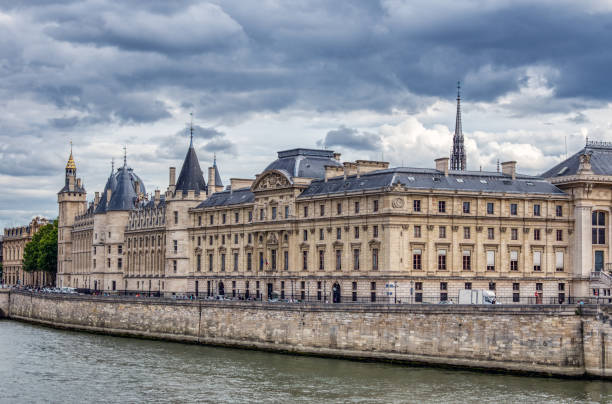 conciergerie sull'isola di la cite a parigi, francia - paris france panoramic seine river bridge foto e immagini stock