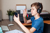 ein-teenager-telefoniert-mit-seinem-handy-mit-freunden-klassenkameraden-und-verwandten.jpg?b=1&s=170x170&k=20&c=hizMrJRz4EDfKHzTnN4QKELAgV8m1dP7GDkfj2m6dBg=
