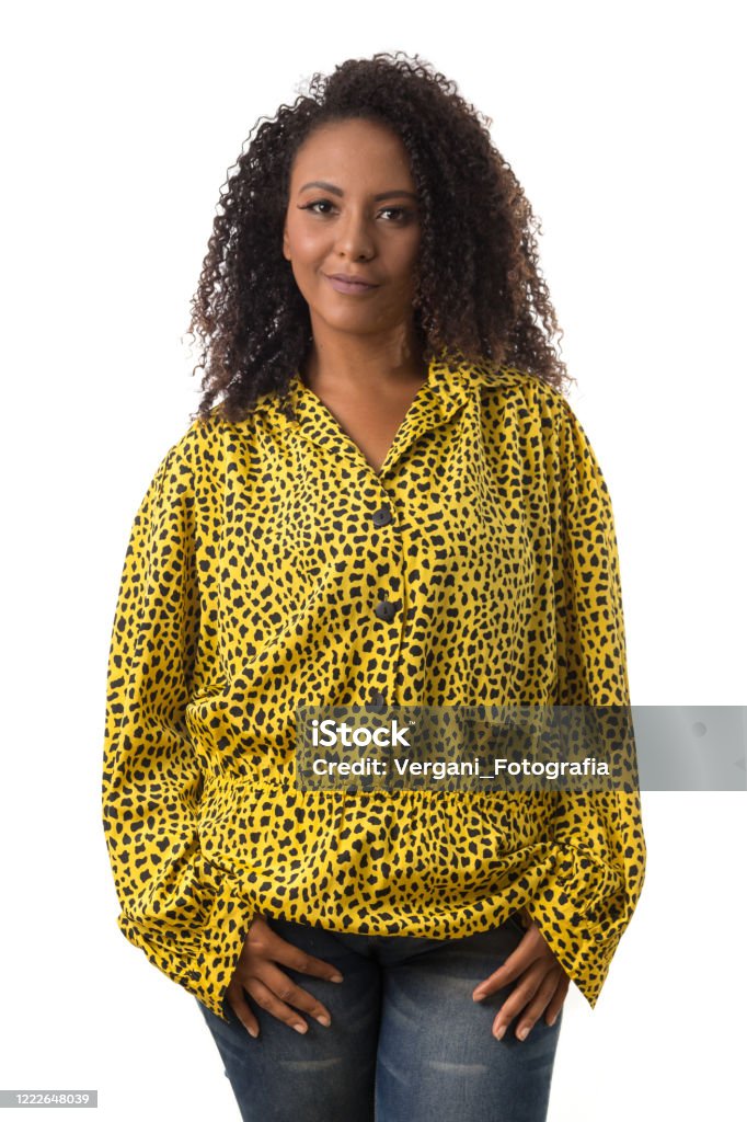 afro hår svart brasiliansk tjej ser glatt i kameran - Royaltyfri Vit bakgrund Bildbanksbilder