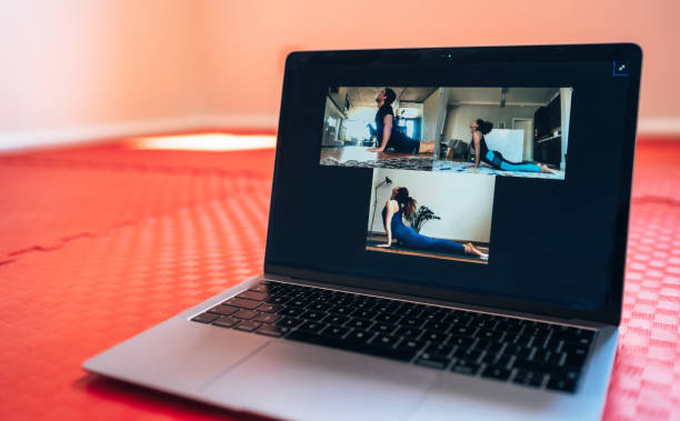 schermo del laptop con conference call di allenamento - yoga meeting foto e immagini stock