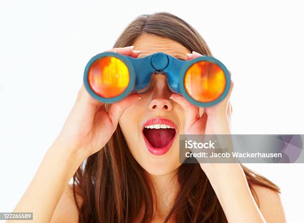 Chica Sorprendida Con Binoculares Foto de stock y más banco de imágenes de Binoculares - Binoculares, Mujeres, Una sola mujer