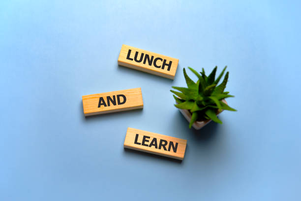 el texto en bloques de madera : almuerzo y aprender. - meeting business breakfast seminar fotografías e imágenes de stock