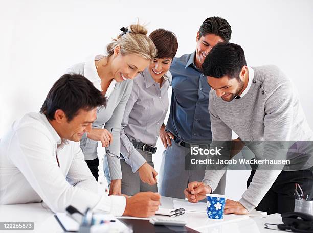 Feliz Gente De Negocios Trabajando Juntos Foto de stock y más banco de imágenes de Adulto - Adulto, Asociación, Blanco - Color