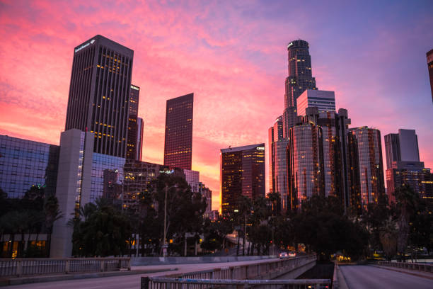 городской пейзаж в центре лос-анджелеса во время восхода солнца - los angeles city hall стоковые фото и изображения