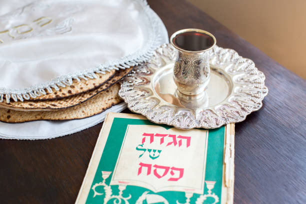seder de la pâque - matzo passover seder judaism photos et images de collection