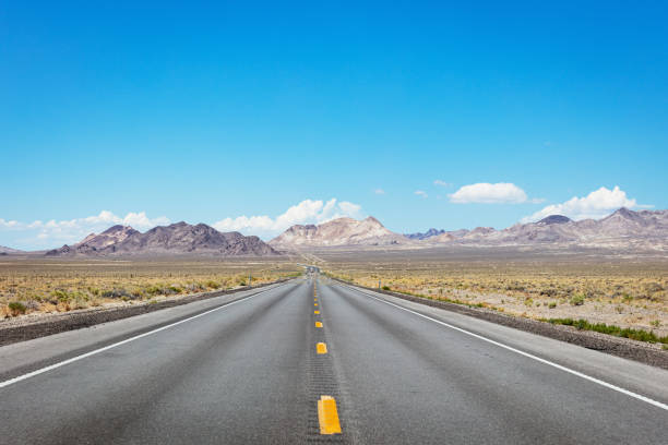 open highway route 95 nevada stany zjednoczone ameryki - road scenics desert road usa zdjęcia i obrazy z banku zdjęć