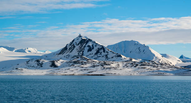 ártico en el sur de spitsbergen. alrededor del fiordo hornsund. - svalbard islands fotografías e imágenes de stock