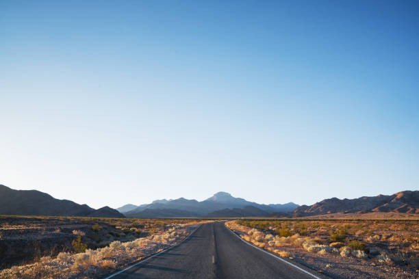 デスバレー サンセット デザート ビーティ ロード カリフォルニア アメリカ - desert road road highway california ストックフォトと画像