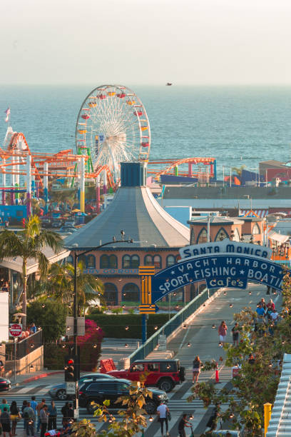 sant monica pier during the busy season - santa monica pier santa monica beach night amusement park imagens e fotografias de stock